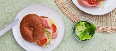 Bagel met rauwe ham en bieslook-mayonaise